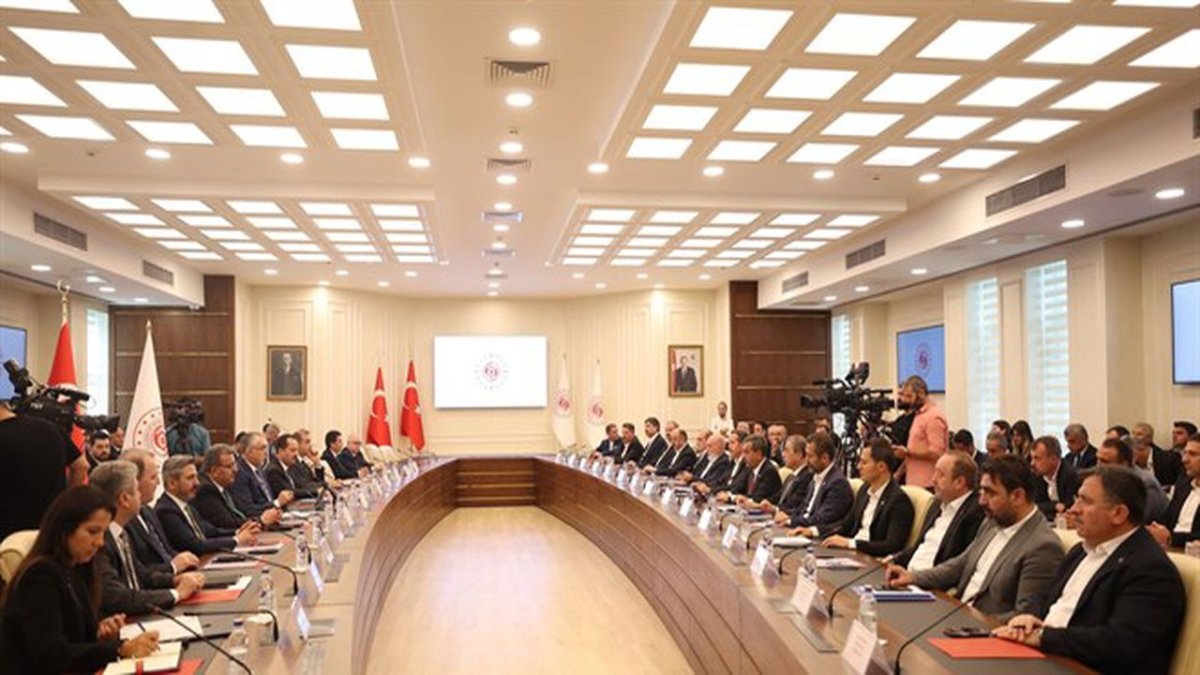 Memur-Sen’den Tarihi Zam Talebi: 10 Bin TL Aylık Artış ve 23.400 TL Bayram İkramiyesi